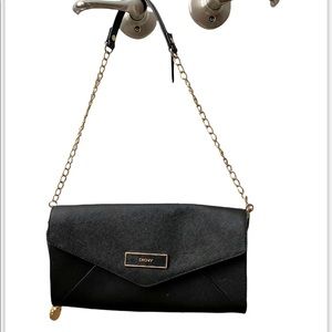 Sleek DKNY black leather shoulder bag black/gold